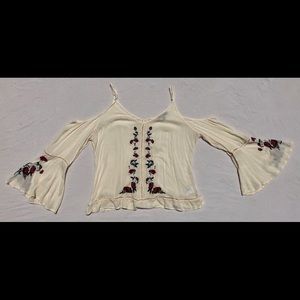 Flair sleeved blouse with flower embroidery